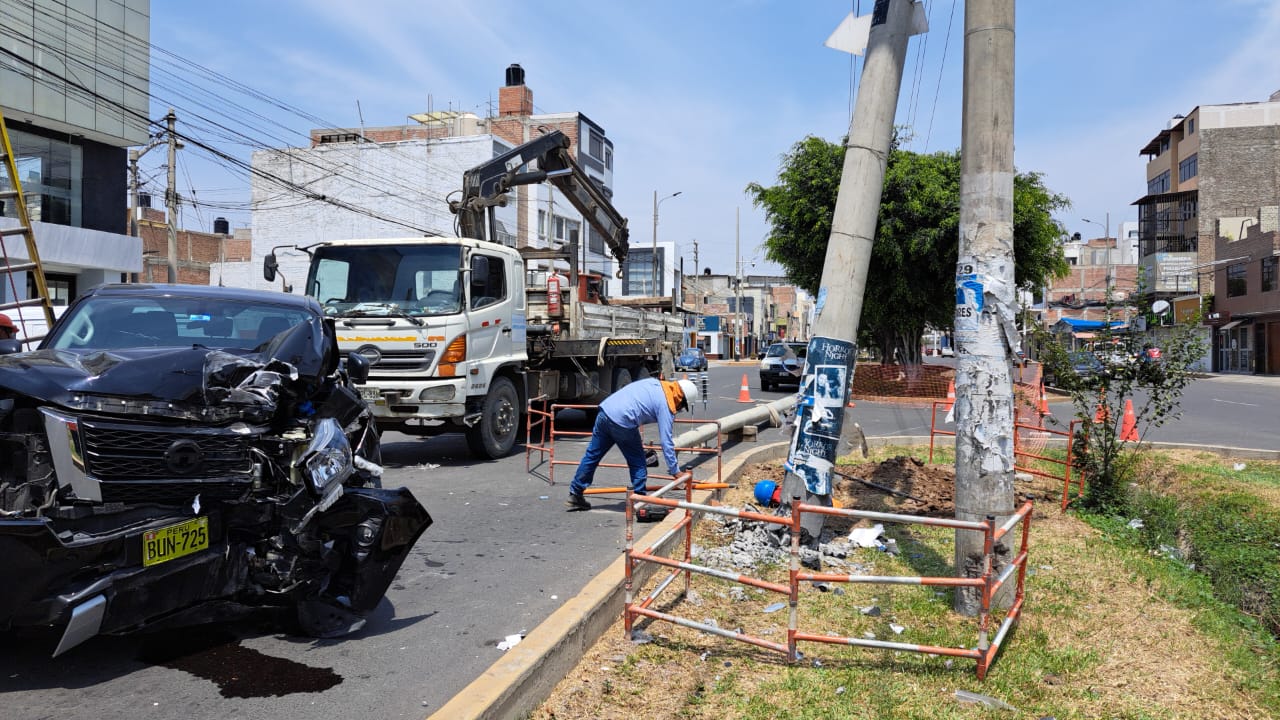 Camioneta impacta contra un poste y deja sin energía eléctrica a El ...