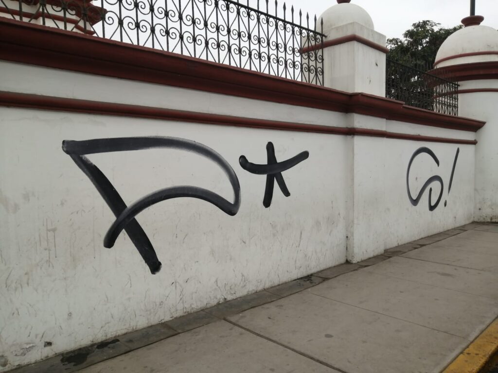 pintan con grafitis monumentos de trujillo actos vandálicos