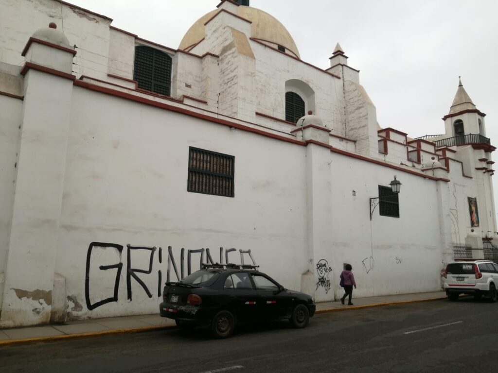 pintan con grafitis monumentos de trujillo actos vandálicos