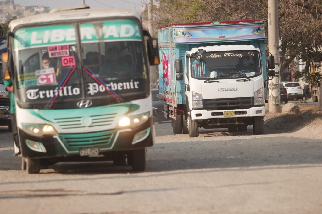 microbuses pistas transporte trujillo