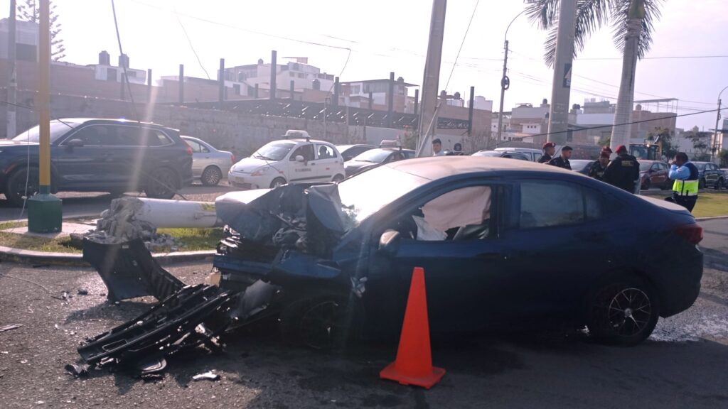 Un trágico accidente de tránsito dejó un fallecido y un herido grave en la intersección de las avenidas Los Ángeles y El Golf, en el distrito de Víctor Larco Herrera.
