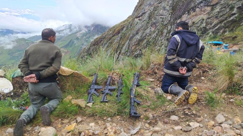 La policía intervino a dos presuntos integrantes de la banda criminal “La Gran Fe” durante un operativo en el caserío Igor, distrito de Huarancha, provincia de Otuzco.
