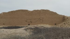 Un joven fue grabado mientras pintaba una figura obscena con aerosol en un muro original del complejo arqueológico de Chan Chan, Patrimonio de la Humanidad.
