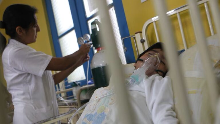 Perú en alerta roja por la tos ferina: Minsa confirma 408 casos y 10 muertes, la mayoría en Loreto