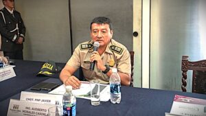 Según Arana, la Policía no puede iniciar investigaciones si no existen denuncias formales, incluso si se trata de amenazas o extorsiones difundidas por redes sociales.
