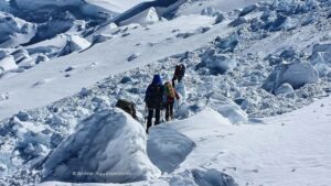 Dos alpinistas japoneses están atrapados en el nevado Huascarán, a más de 6,000 metros de altitud, en condiciones climáticas extremas.