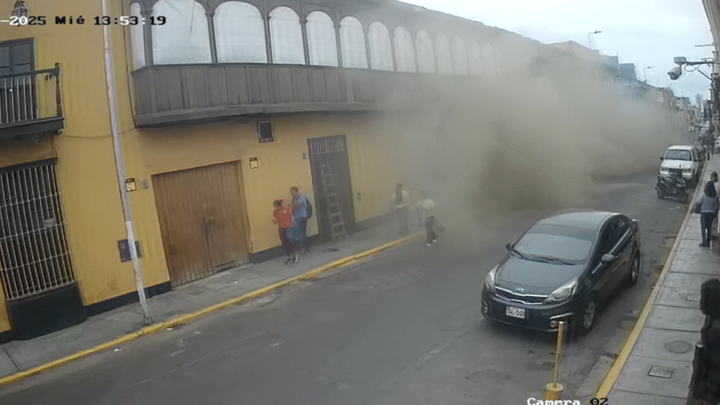 Acción de las autoridades: Defensa Civil clausuró preventivamente la zona afectada y se evalúa el estado del resto de la casona para determinar nuevas medidas.