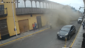 Acción de las autoridades: Defensa Civil clausuró preventivamente la zona afectada y se evalúa el estado del resto de la casona para determinar nuevas medidas.