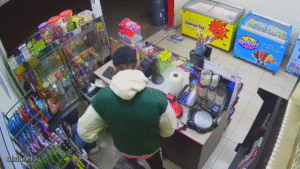 Un hombre fue captado por cámaras de seguridad mientras asaltaba un minimarket en la avenida Larco, Trujillo; se llevó un celular y dinero de la caja registradora.