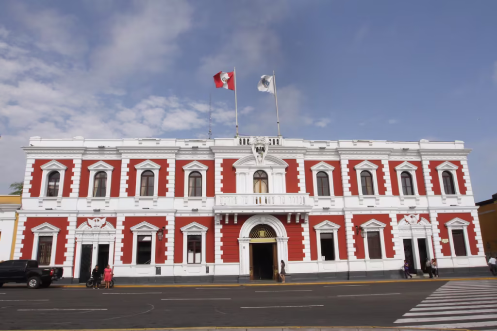 El Palacio Municipal de Trujillo fue declarado en situación de riesgo estructural, lo que obliga a trasladar temporalmente algunas oficinas.