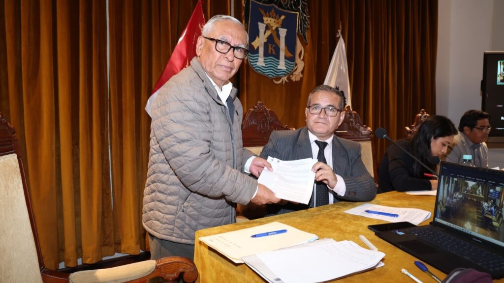 El techo del patio de comidas, construido en 2016, presentaba fallas en el diseño y materiales inadecuados como pernos y vigas, lo que contribuyó a su colapso.