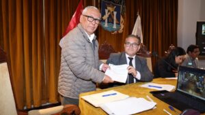 El techo del patio de comidas, construido en 2016, presentaba fallas en el diseño y materiales inadecuados como pernos y vigas, lo que contribuyó a su colapso.