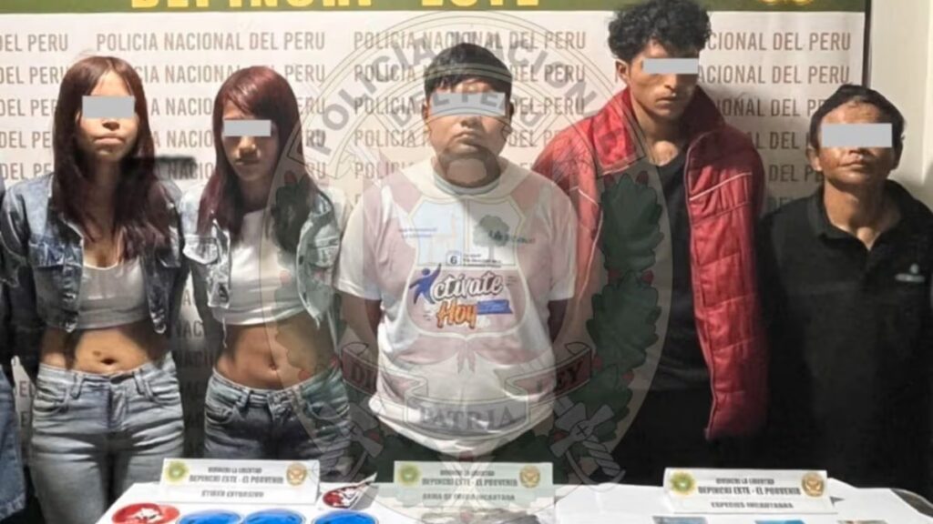 Se decomisaron dos armas de fuego, municiones, celulares, chips de operadores y stickers presuntamente utilizados en actos extorsivos.