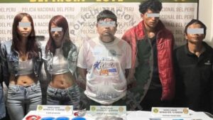 Se decomisaron dos armas de fuego, municiones, celulares, chips de operadores y stickers presuntamente utilizados en actos extorsivos.