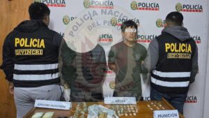 La Policía incautó 41 envoltorios de pasta básica de cocaína, 80 gramos adicionales de esa sustancia, 150 gramos de marihuana, dinero en efectivo, municiones y un celular.