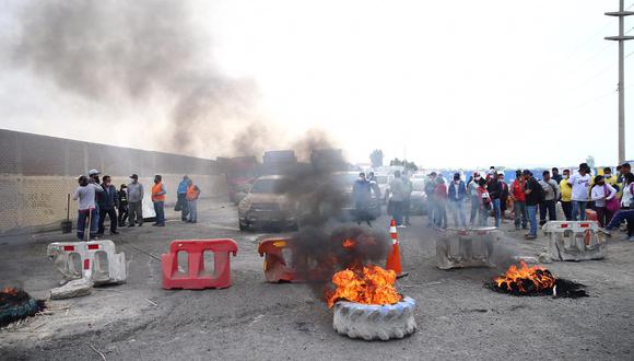 Un hombre perdió la vida y varias personas resultaron heridas tras los enfrentamientos registrados la mañana de este viernes entre mineros artesanales en protesta y efectivos de la Policía Nacional del Perú, en el distrito de Chala, región Arequipa.